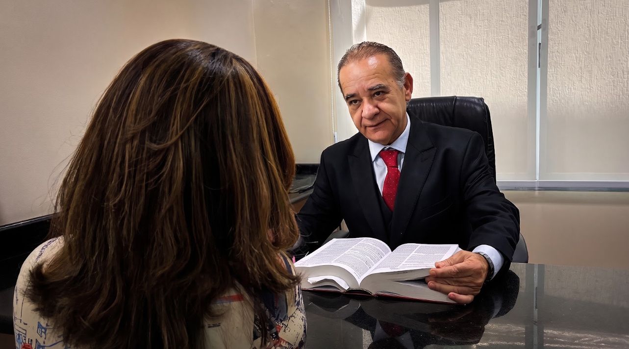 Dr. Pedro Luiz Napolitano em atendimento a cliente no escritório, na Freguesia do Ó