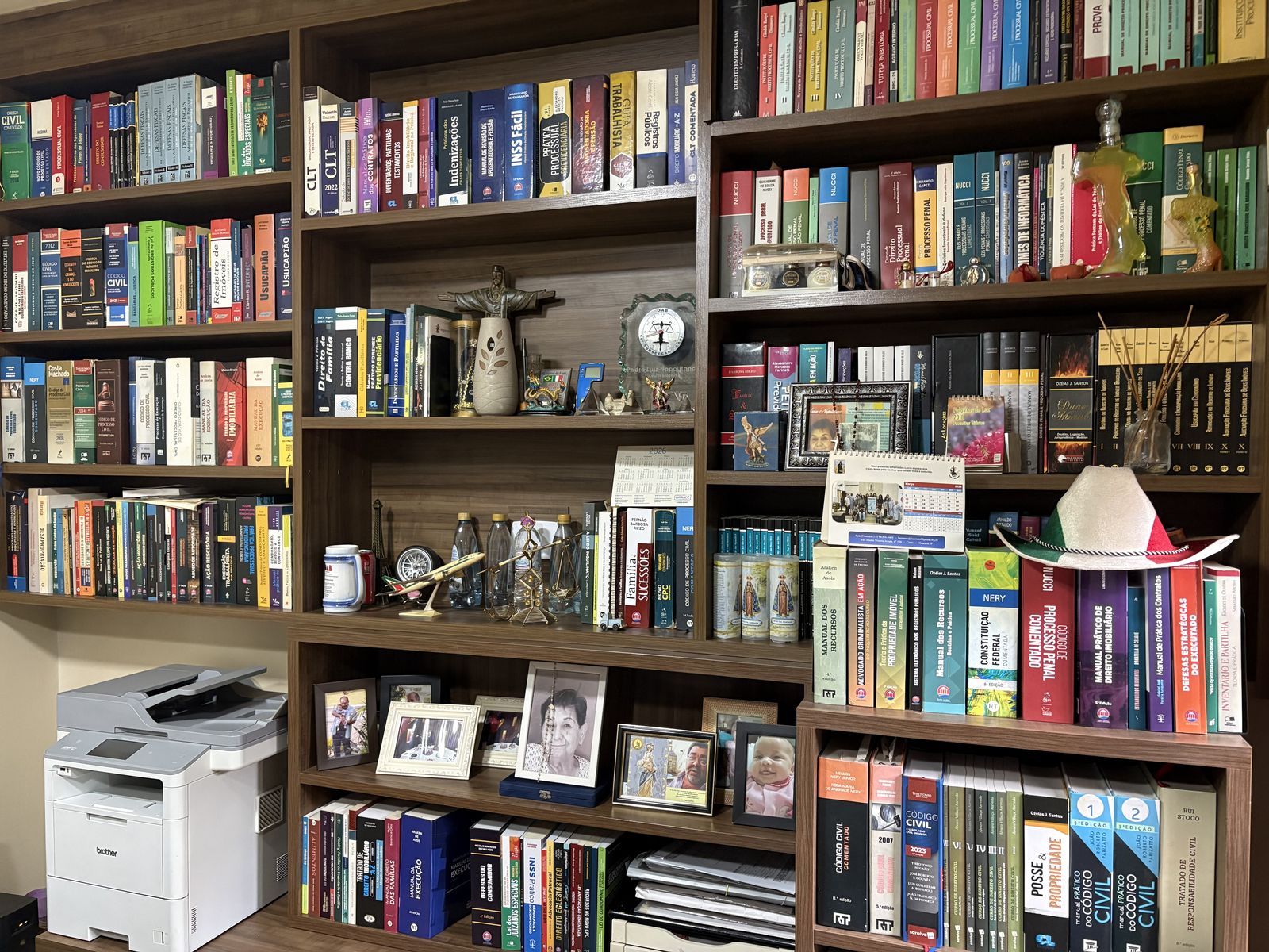 Estante com livros jurídicos no escritório do Dr. Pedro Luiz Napolitano